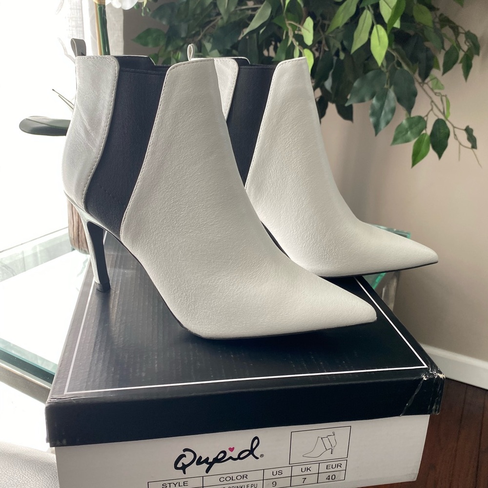 Qupid Black and White heeled bootie new size 9